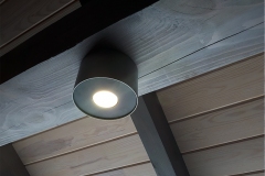 Установка светодиодного светильника на деревянной террасе